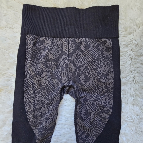 Target brand black snake print leggings size Small‎ S - Picture 3 of 10